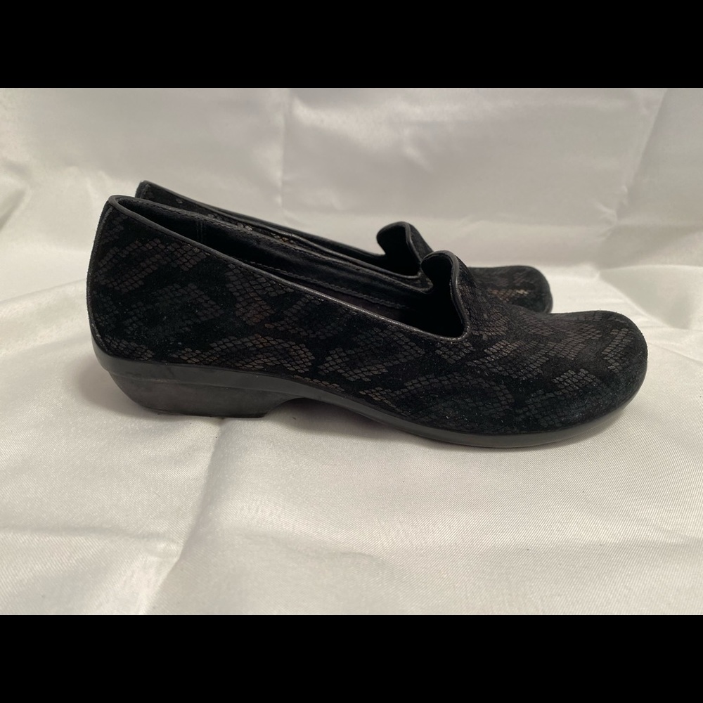 Dansko Black Metallic Snakeskin Print Olivia Slip On Clogs Women’s Size 7